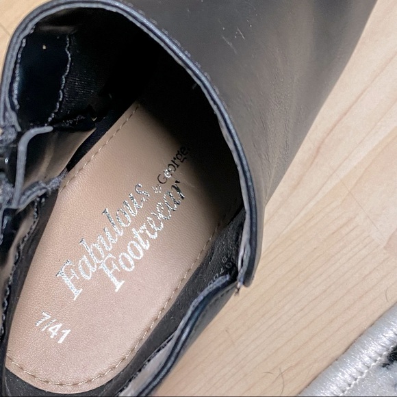 Cone heeled, black boots - Picture 3 of 7